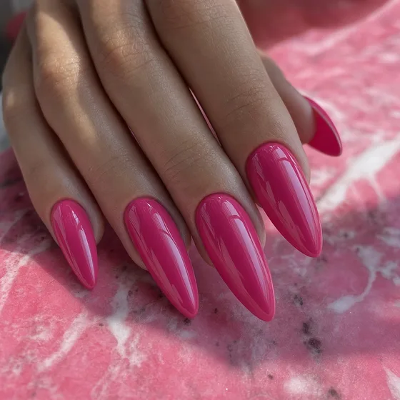Uñas acrílicas largas en fucsia